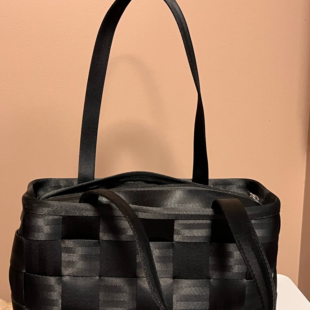 Harvey’s seatbelt bag.  Excellent condition.